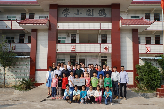 爱心图书馆合影留念2