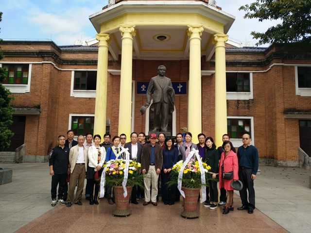 参加纪念活动的党员在孙中山雕像前合影 参加纪念活动的党员在孙中山雕像前合影