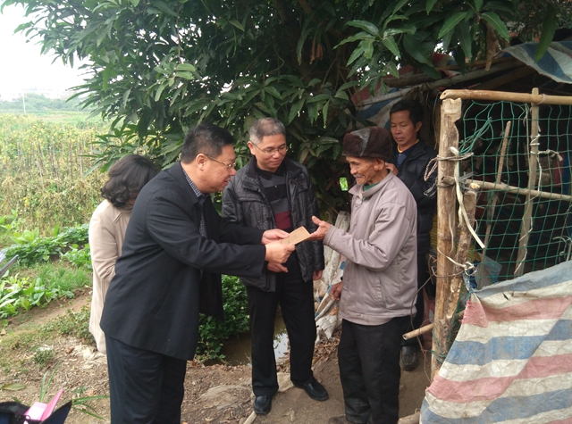 邵杭伟慰问贫困户陈亚生