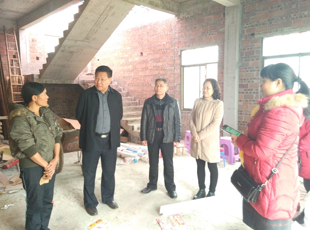 邵杭伟现场了解贫困户陈德权的住房改造进度