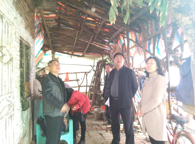 邵杭伟与致公党市委会班子成员研究帮助贫困户陈亚生改善居住环境