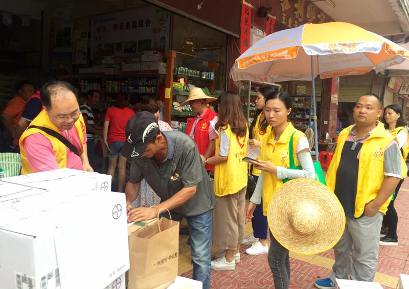 致公党肇庆市总支部开展“大统战、大行动、创文攻坚齐给力”创文入户宣传活动