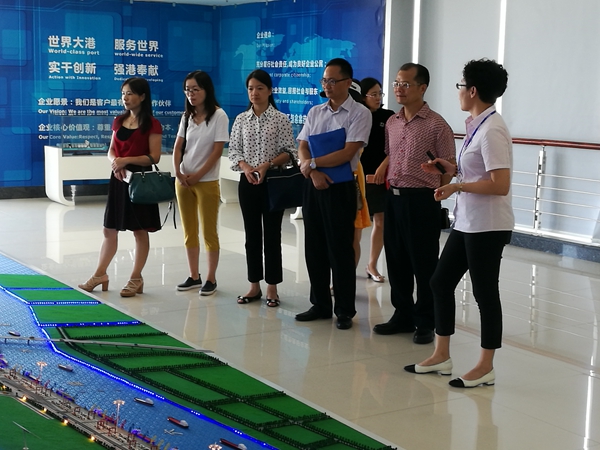 6调研组参观南沙海港集装箱码头有限公司,听取南沙港建设运营情况介绍