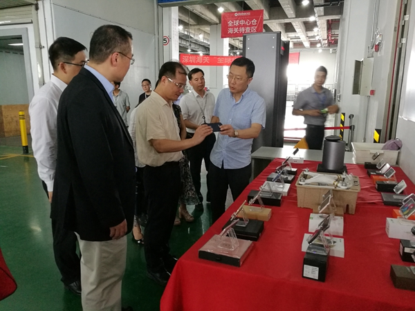 9调研组参观深圳前海保税港