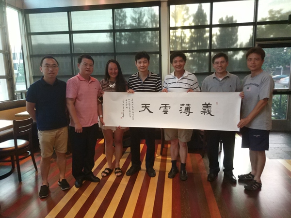 与北美致公协会座谈、交换纪念品 (2)