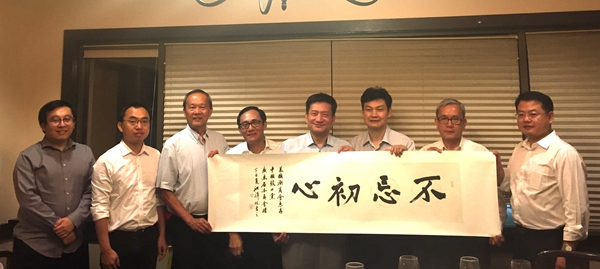 与美国潮商会领导交换纪念品 (2)_看图王
