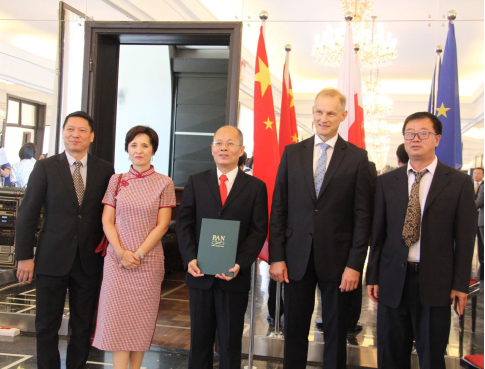 波兰驻华大使(右二)、波兰驻广州总领事(左二)与省委会出席人员合影