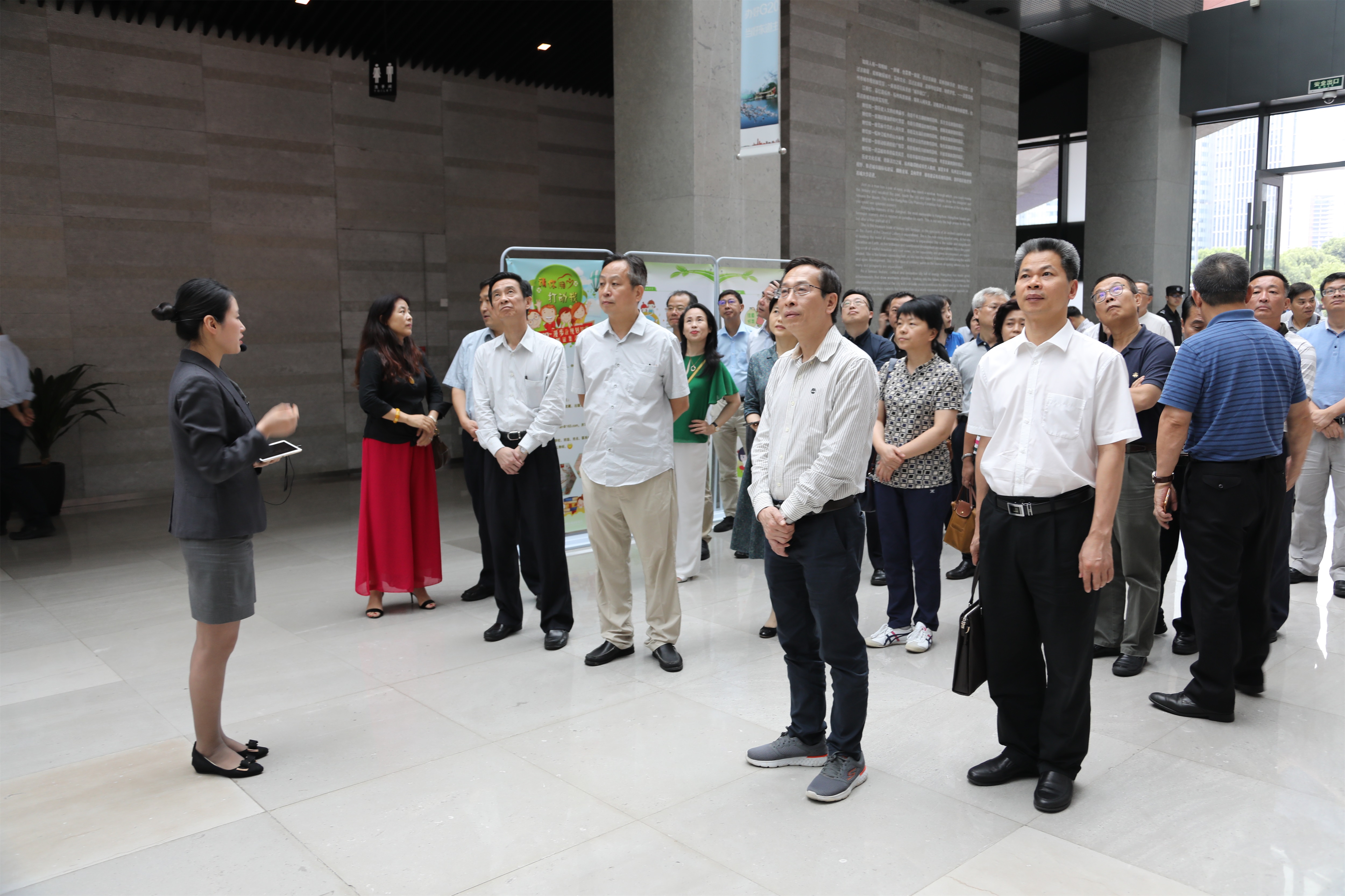 2018年省各民主党派负责人暑期座谈会参会人员在杭州城市规划展览馆开展调研