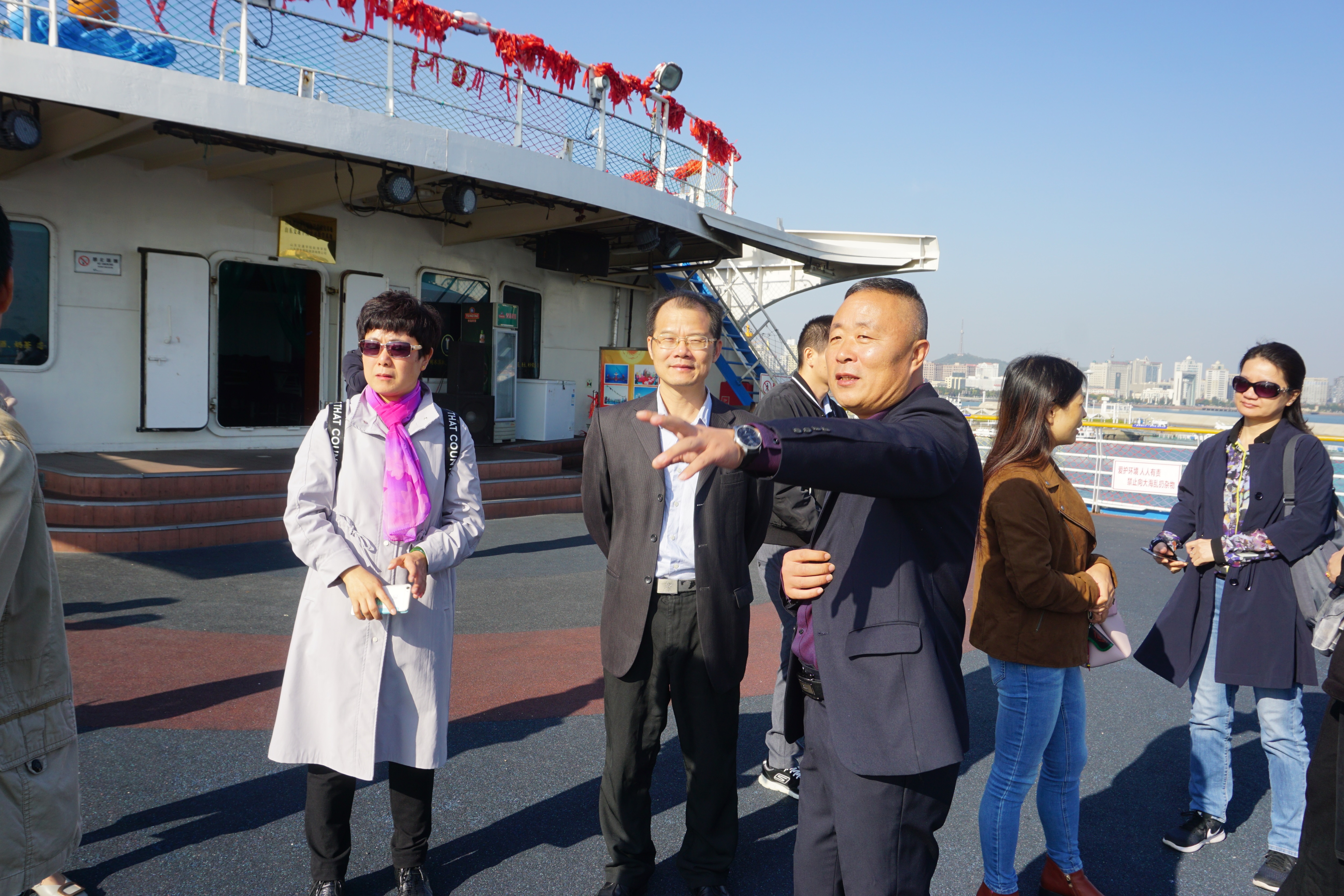 调研组在“侨乡号”参观