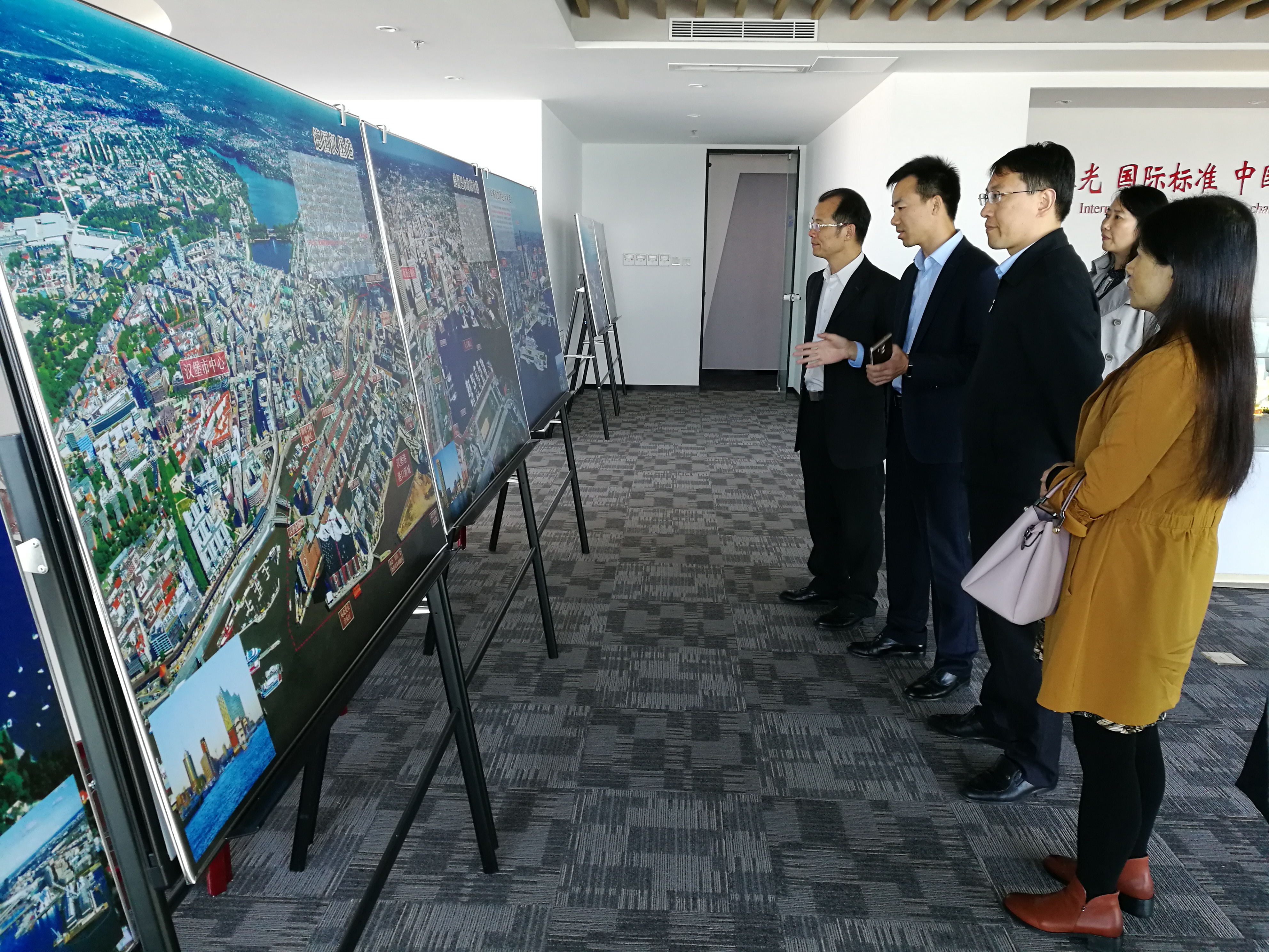 调研组在青岛邮轮母港参观