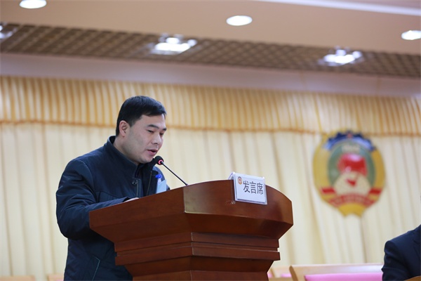 图为梧州市委会专职副主委黄继宗在政协大会上代表致公党作发言