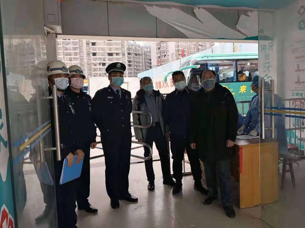 致公党来宾市委会委员、泰禾运输集团总经理助理陈思南在来宾汽车总站开展进出站检测_副本.jpg
