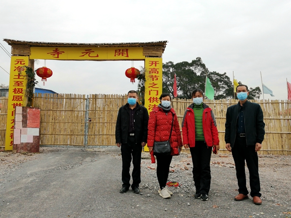 刘春香组织工作人员到古三开元寺把守，以防有群众借庙会之机聚集，严格做到防疫工作全面到位，不落死角_副本.jpg