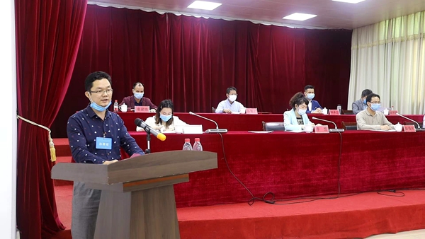 廖泽雄代表龙州县民主党派组织、龙州县工商联、龙州县知识分子联谊会致贺辞_副本.jpg