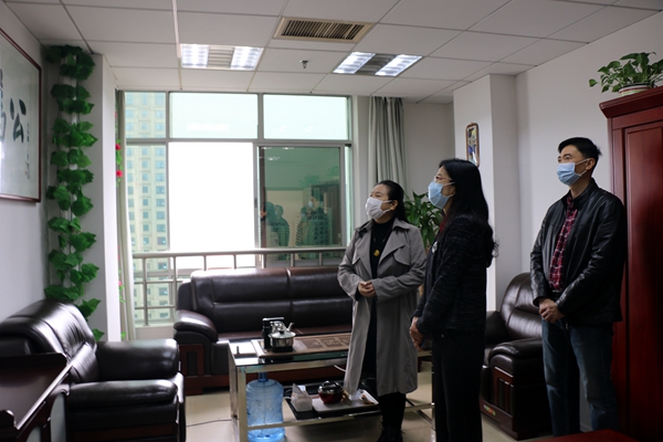 严丽萍常委走访_副本.jpg