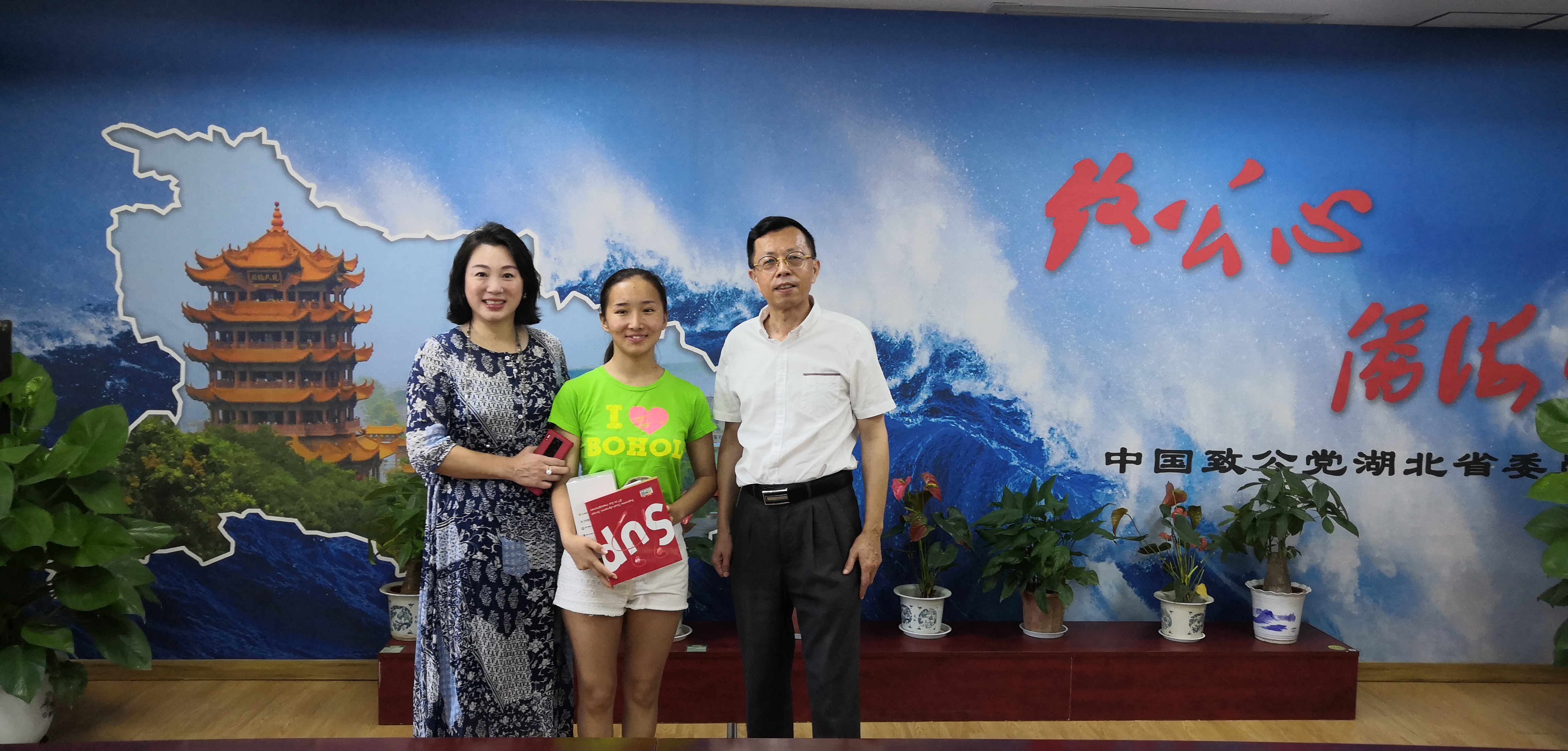 省直工委李杰向尼玛拉姆赠送耳机音响20200907.jpg