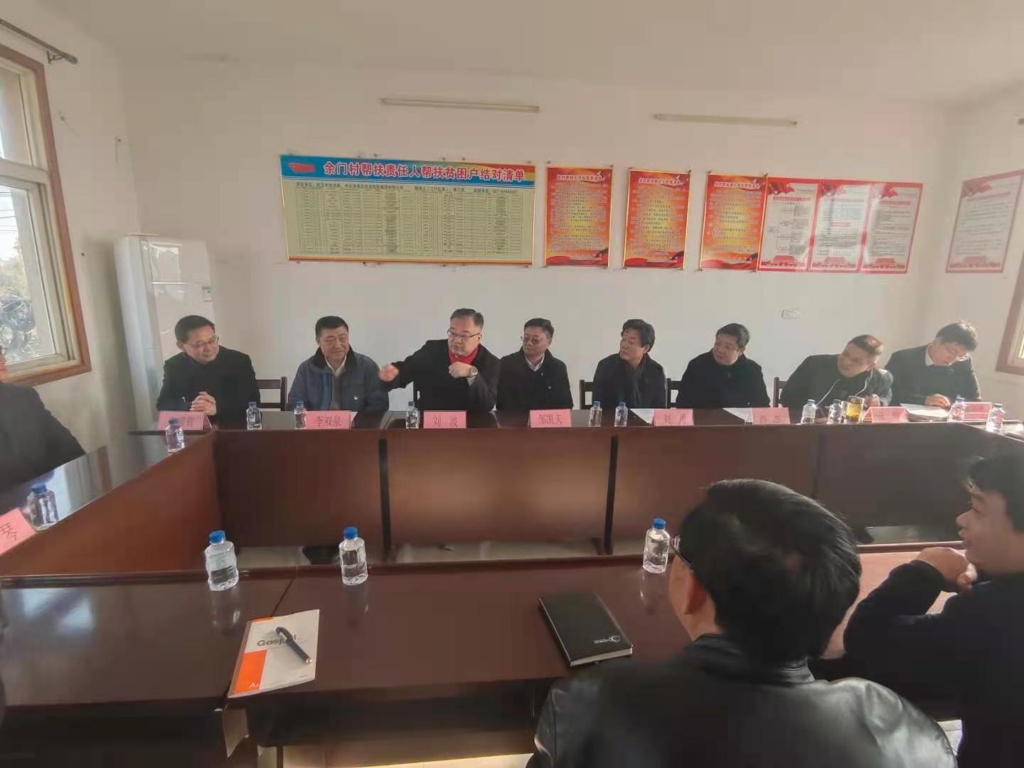 省直工委班子成员与武汉中央商务区集团领导走访慰问贫困户20201229之2.jpg 省直工委班子成员与武汉中央商务区集团领导走访慰问贫困户20201229之2.jpg