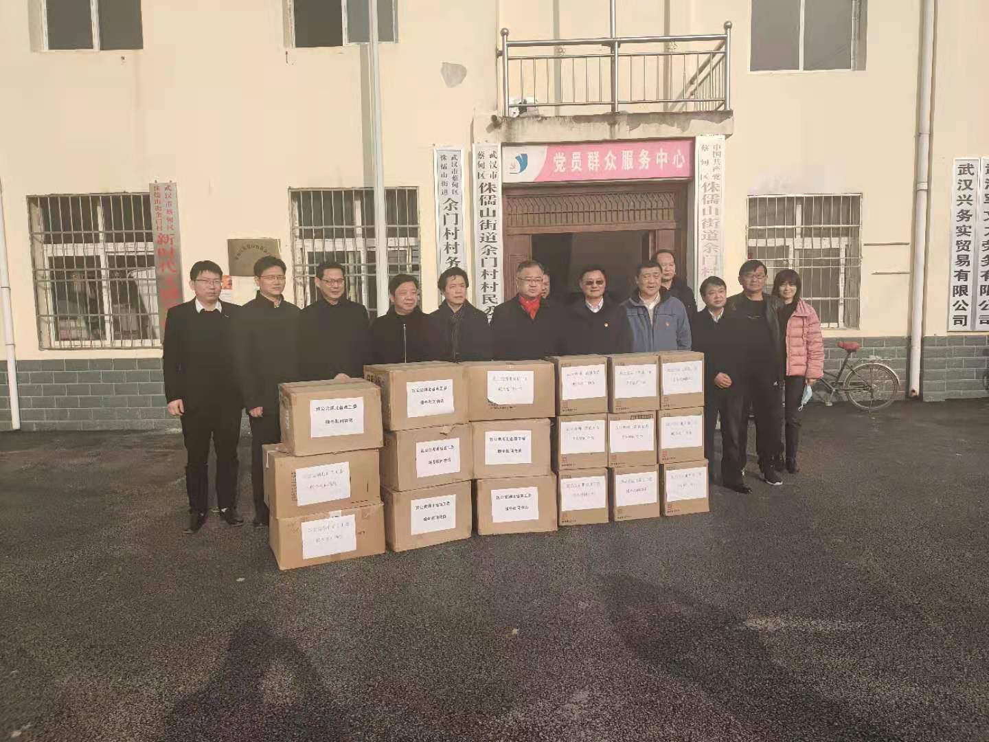 省直工委班子成员与武汉中央商务区集团领导走访慰问贫困户20201229.jpg 省直工委班子成员与武汉中央商务区集团领导走访慰问贫困户20201229.jpg