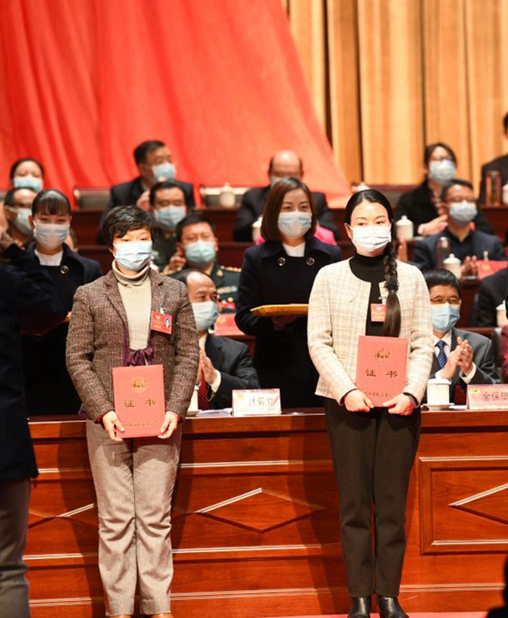 赵世梅领奖.jpg 赵世梅领奖.jpg