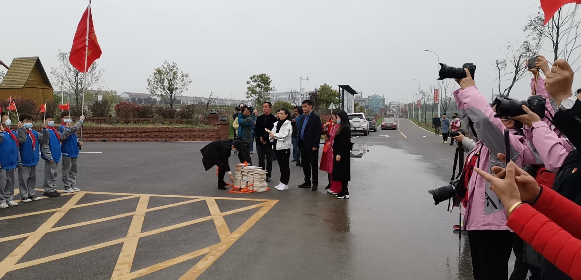 省直工委六支部开展文化下乡赠书活动20210408之2.jpg
