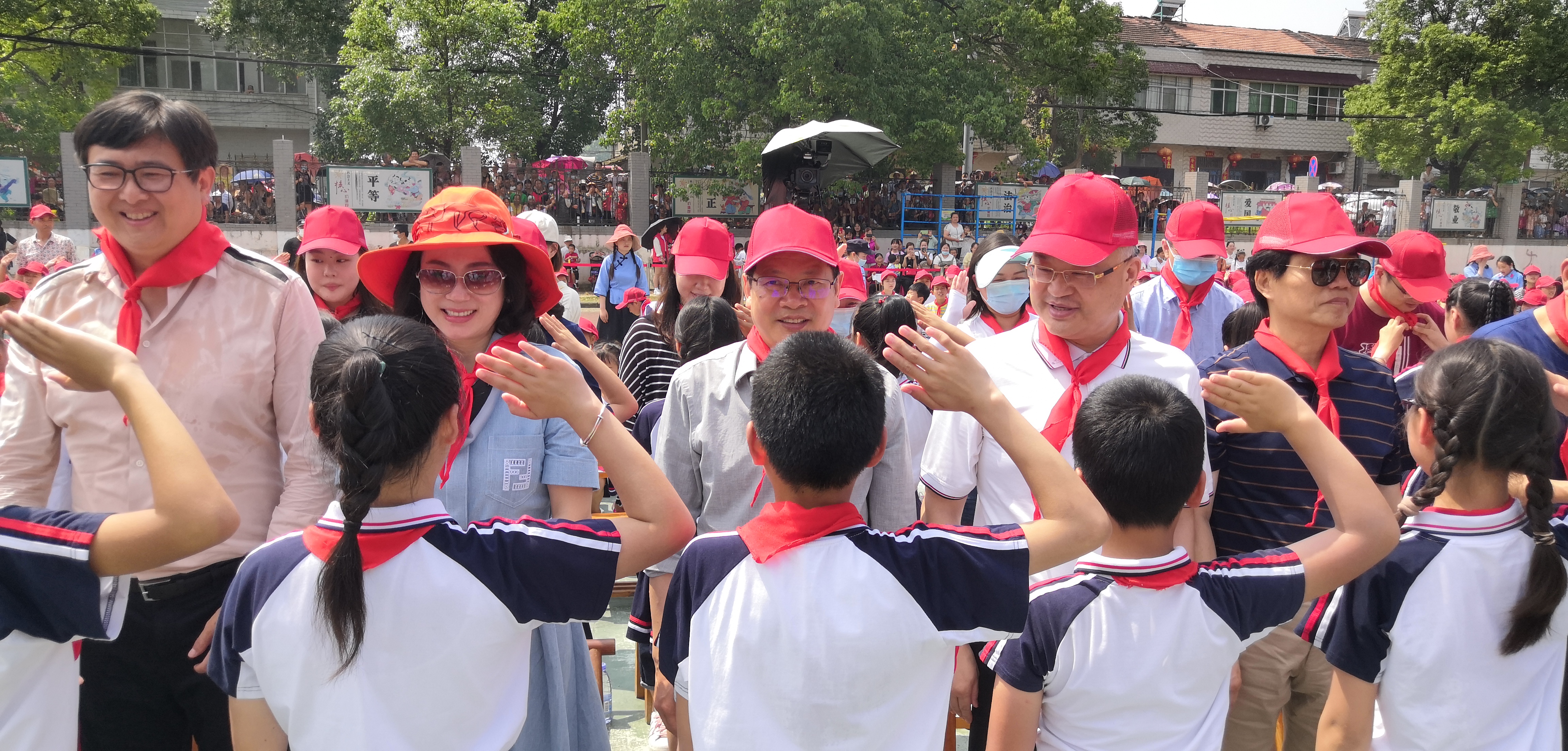 宋清龙出席江夏区鸿华希望小学六一活动20210601之4.jpg