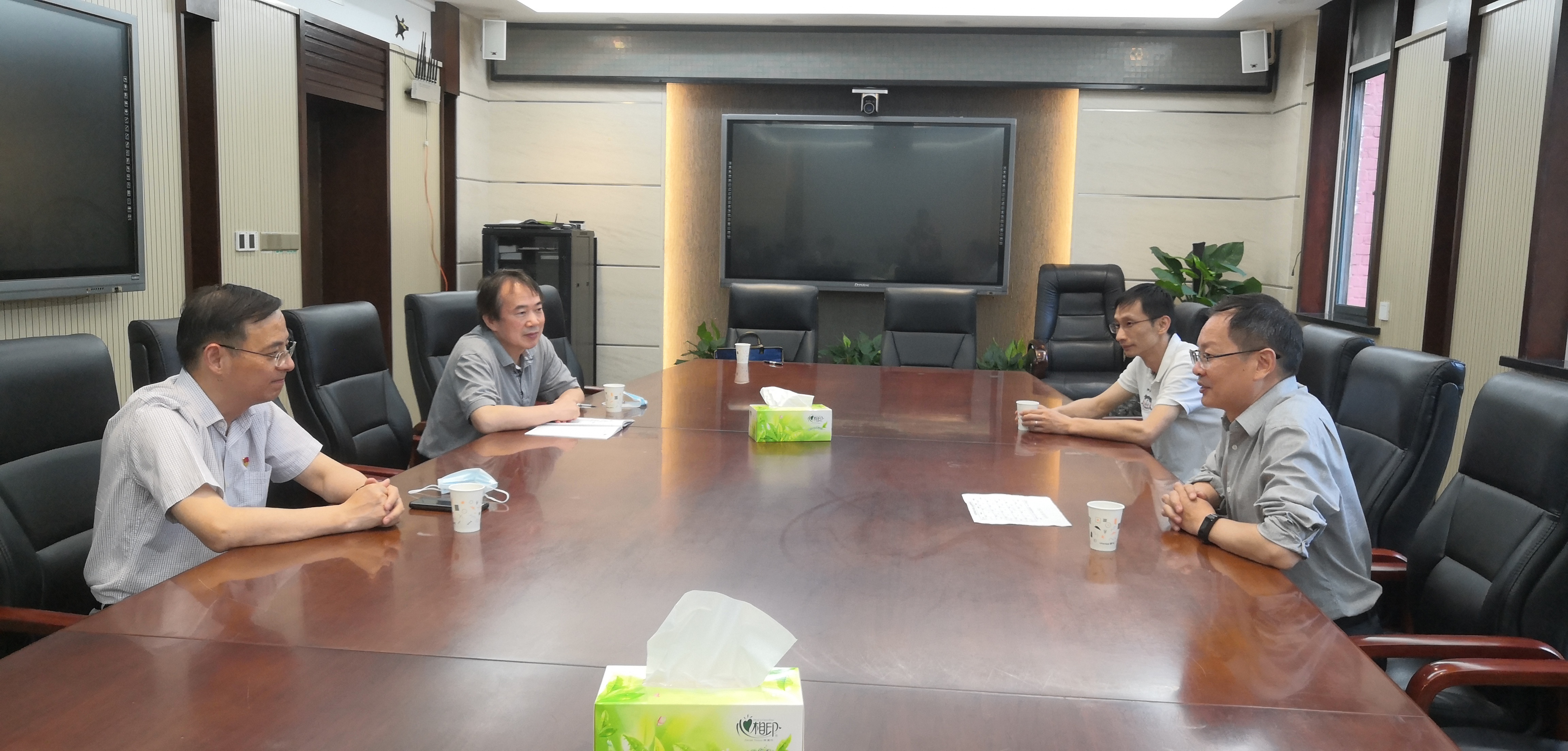 宋清龙会见华中师范大学党委副书记查道林（左一为查道林左二为华师统战部部长廖水明）20210618之2.jpg