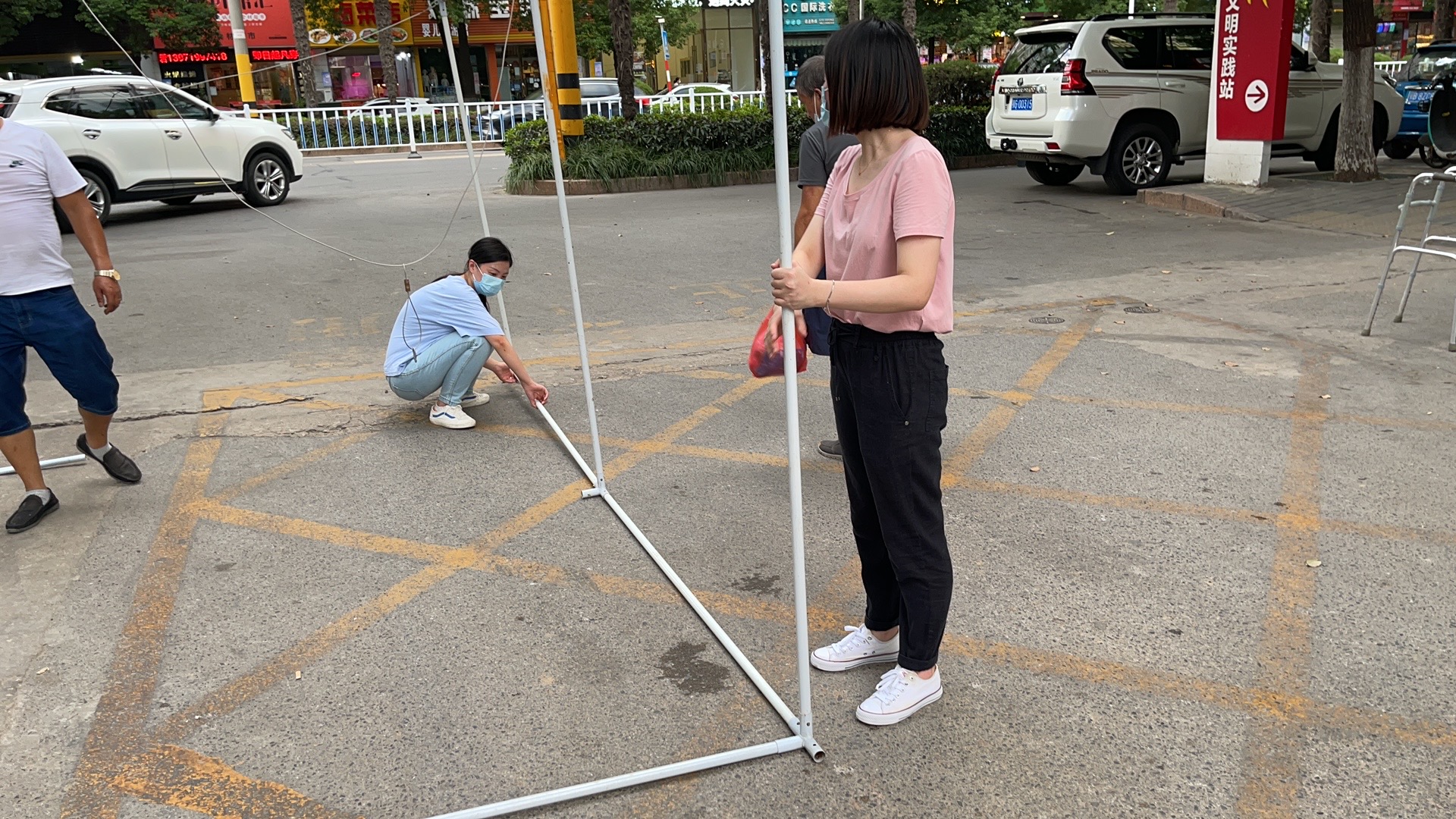 姜之馨参加疫情防控小区值守及搭建帐篷2.jpg