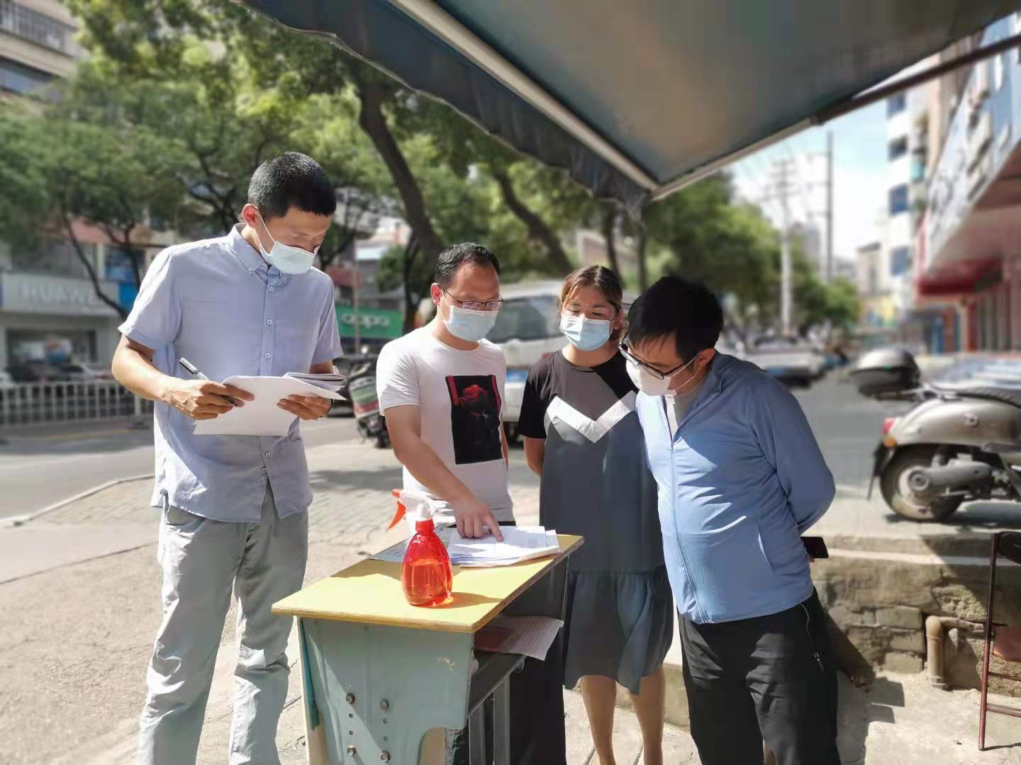 熊鹰最近一直轮班到社区值守.jpg