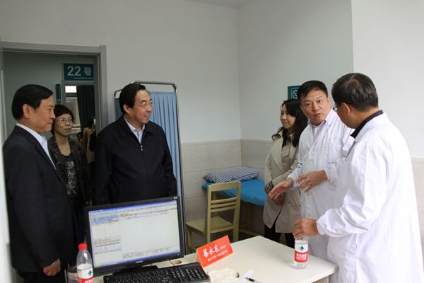 胡主委与盐城总支邹主委看望义诊中的曾逸文、蔡永东主任.jpg