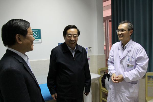 胡主委与盐城总支邹主委看望义诊中的泰州党员朱剑锋主任.jpg