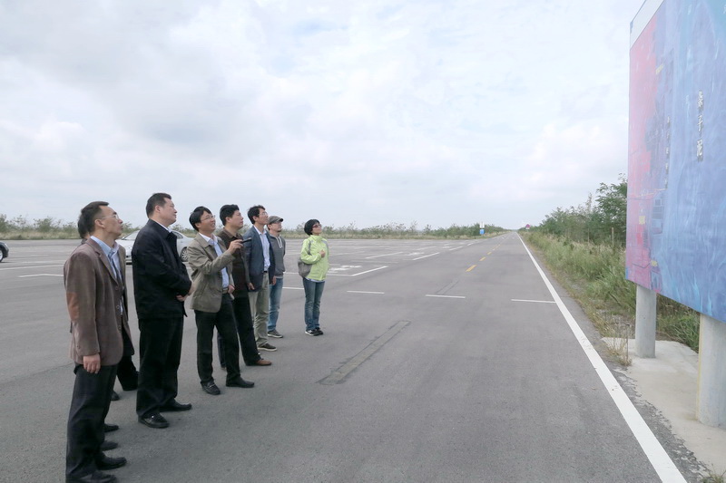 1477383370105621.jpg 2 调研盐碱地利用与改造.jpg