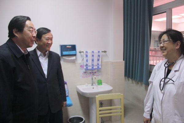 3 领导探望送诊医生.jpg