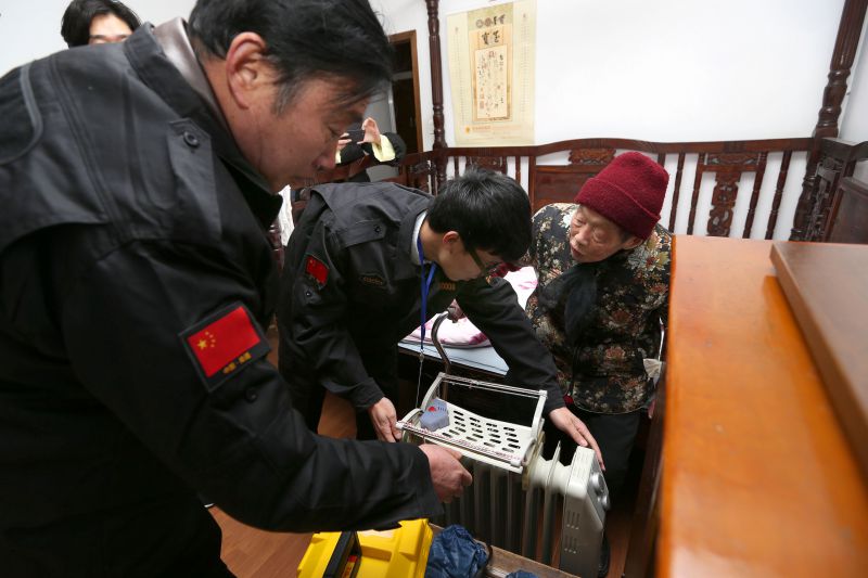 1488761223106404.jpg 图2 师傅上门为老人检修.jpg