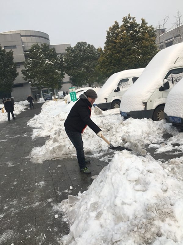 致公党员鲁凯在清理积雪_副本.jpg