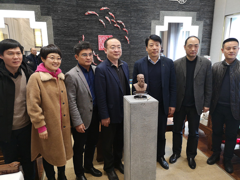 1544503861826855.jpg 在司徒美堂塑像前合影_副本.jpg