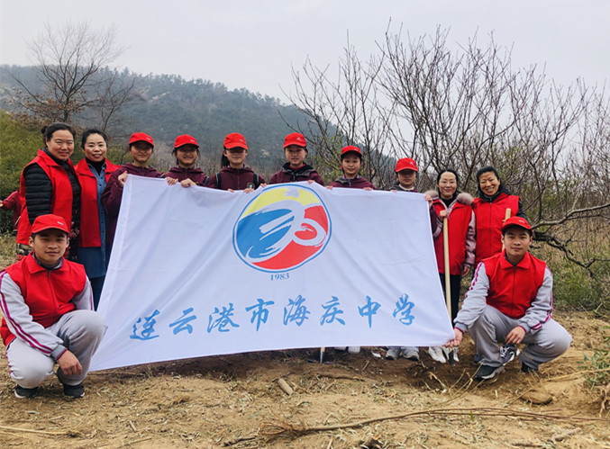 1552458031474038.jpg 2019-03-12(朱晓玲)春天,我们与绿色相约——教育支部与海庆中学师生志愿者携手开展植树活动1.jpg