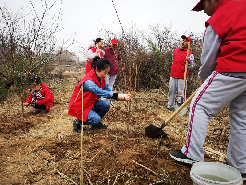 1552458051135248.jpg 2019-03-12(朱晓玲)春天,我们与绿色相约——教育支部与海庆中学师生志愿者携手开展植树活动2.jpg