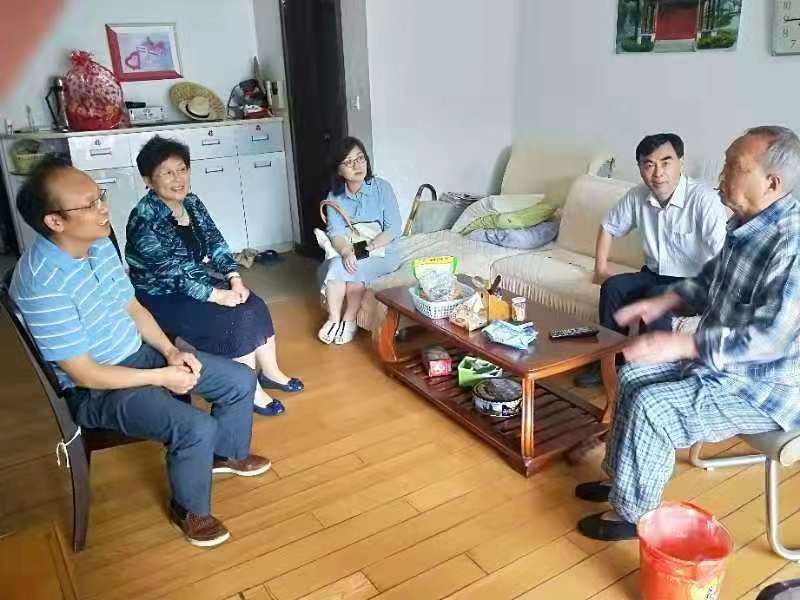 1568856571218988.jpg 淮安总支慰问离休干部.jpg