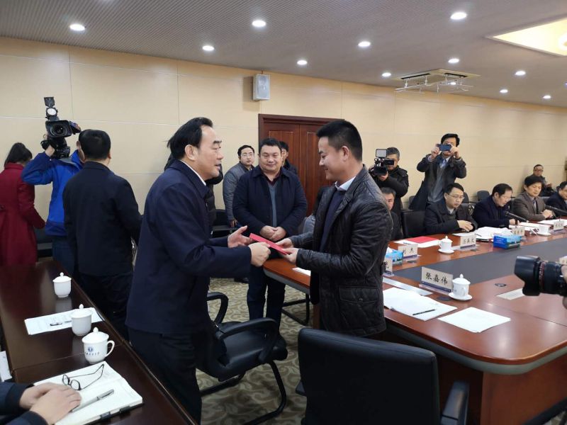 2019.1.21致公党徐州市泉山一支部委员张嘉伟受邀参加在徐院士和高层次人才代表迎新春座谈会.jpg