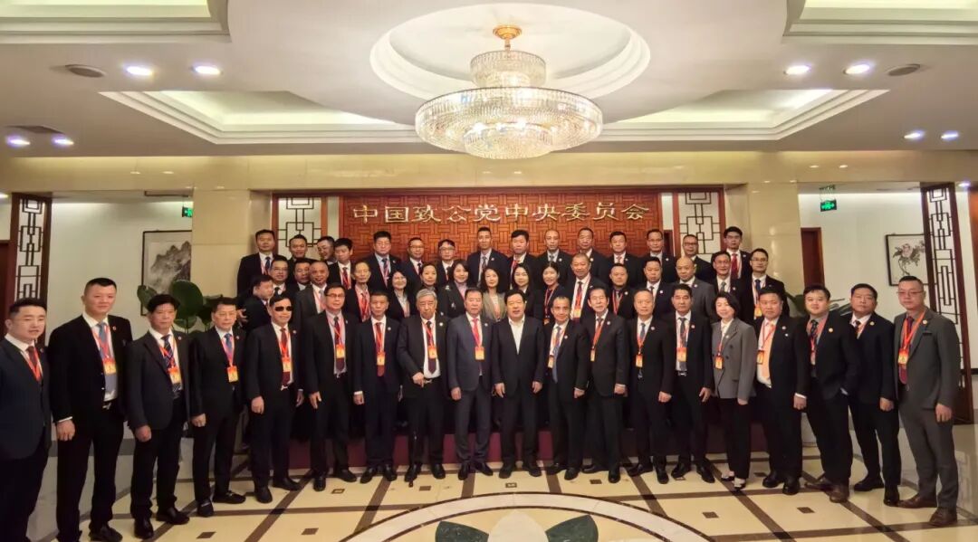 与访问团合影 与访问团合影